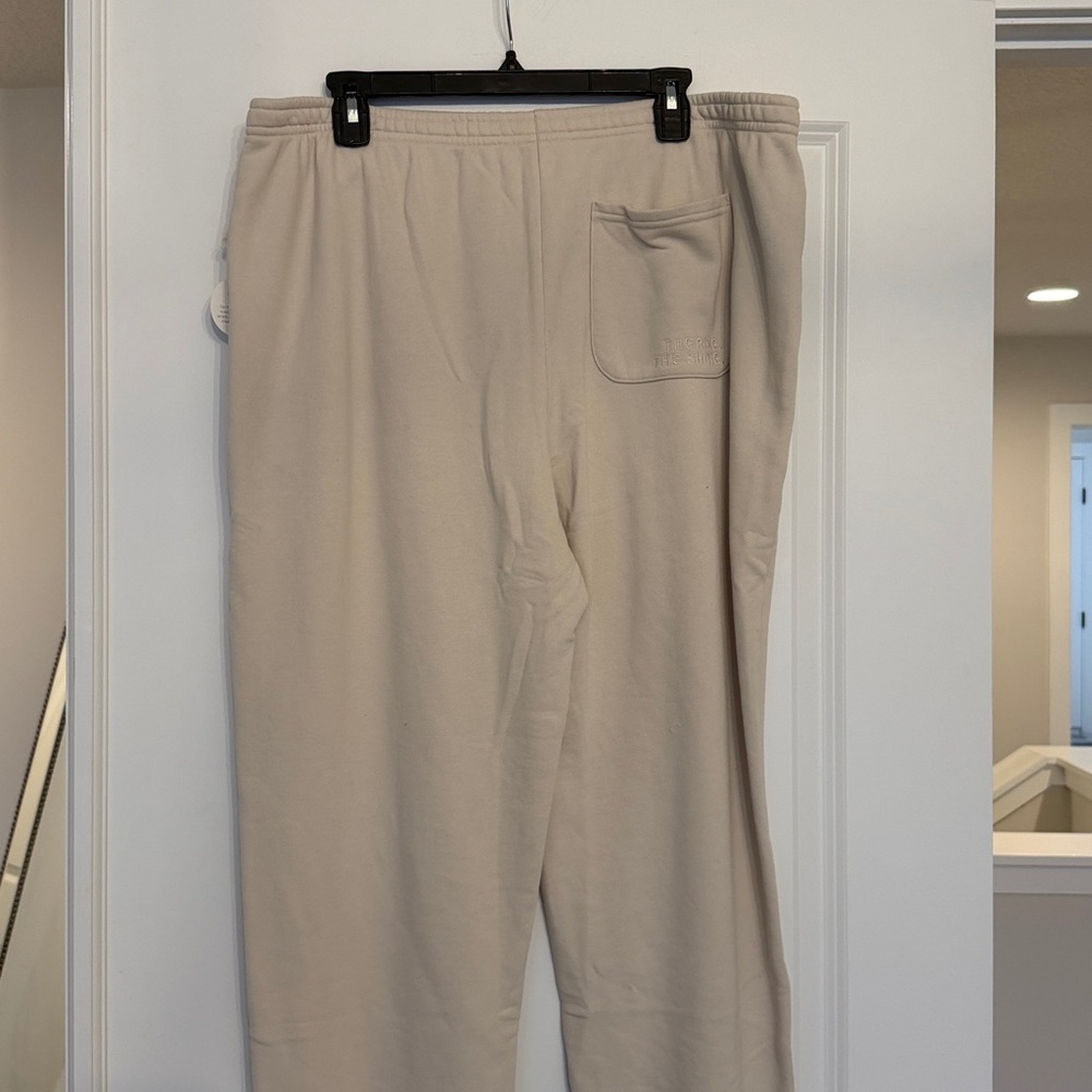 Vuori pants in size extra large - Picture 5 of 12